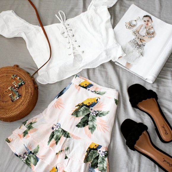 Tops - 🚨//The Jessie// White Ruffle crop top